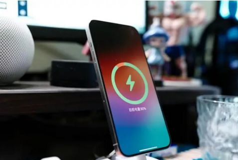 黄流镇苹果15换屏服务分享用什么充电器给iPhone15充电更好 